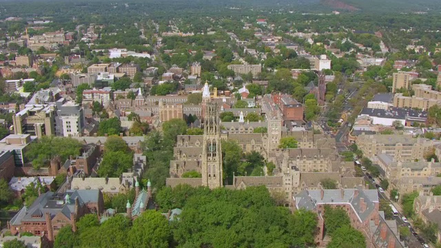 美国康涅狄格州纽黑文，耶鲁大学旧校园和哈克尼斯塔的WS AERIAL POV视图视频下载
