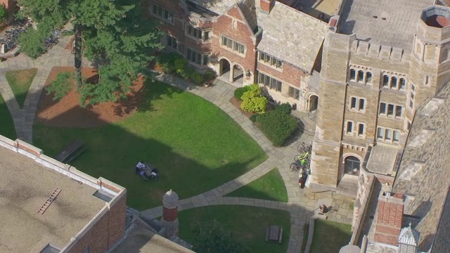 美国康涅狄格州纽黑文耶鲁大学法学院两名学生在长凳上学习视频下载