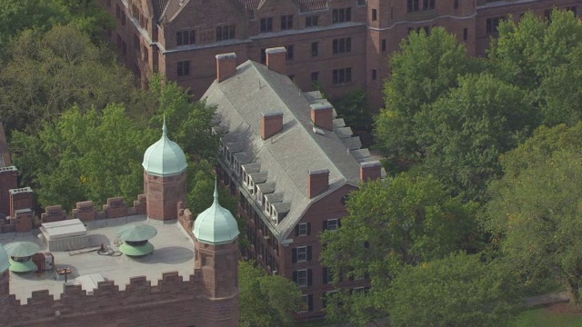 美国康涅狄格州纽黑文，耶鲁大学旧校园附近的Battell教堂的WS AERIAL POV视图视频下载
