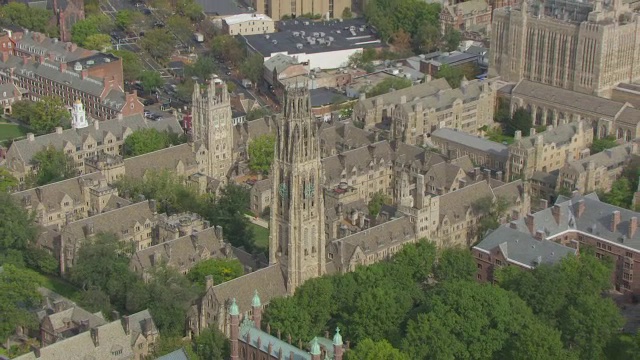 WS ZO AERIAL POV Harkness Tower with clock and sculpture with Old Campus耶鲁大学/纽黑文，康涅狄格州，美国视频下载