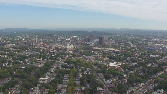 市区/纽黑文，康涅狄格州，美国的WS AERIAL POV视图视频下载