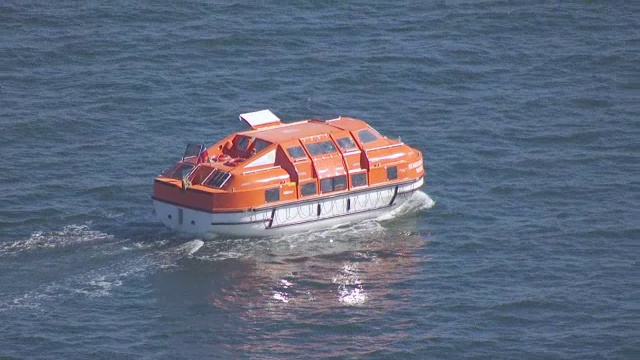 WS TS空中POV橙色船移动海湾/巴尔港，美国缅因州视频下载