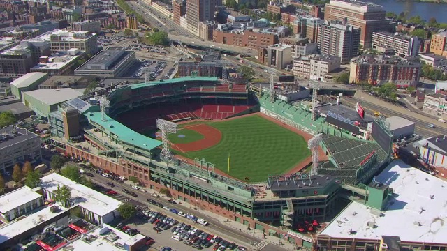 美国马萨诸塞州波士顿市芬威球场的WS AERIAL POV视图视频素材