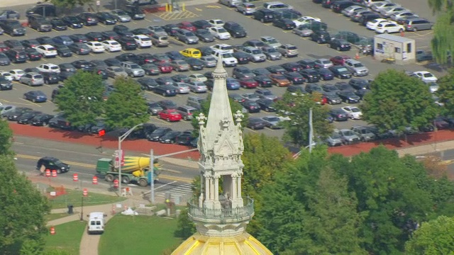 MS AERIAL POV康涅狄格州议会大厦的金色圆顶/康涅狄格，美国视频素材