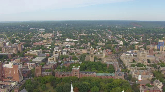 WS AERIAL POV耶鲁大学校园，哈克尼斯塔，树木区域的背景/纽黑文，康涅狄格州，美国视频下载