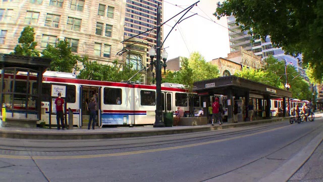 低角度延时拍摄的街道交通作为一辆有轨电车和一辆汽车驶过。视频素材