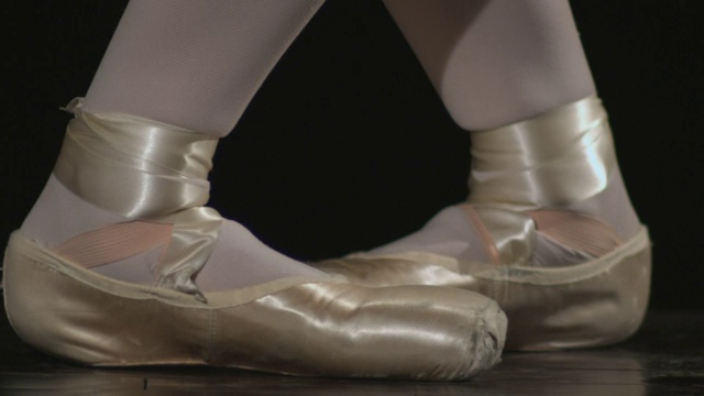 芭蕾舞女演员的脚从平底脚位置移动到点。视频下载