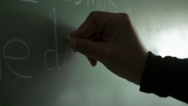 老师在黑板上写字视频下载