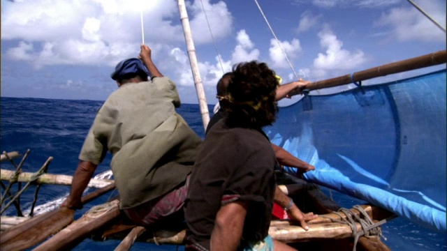 所罗门群岛，阿努塔岛，人们在航行支腿独木舟时升起帆视频下载
