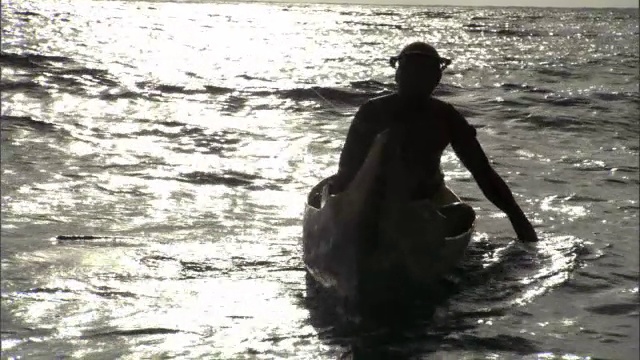 所罗门群岛的独木舟上的人视频下载