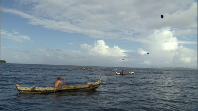 所罗门群岛，渔民在独木舟上放风筝视频下载