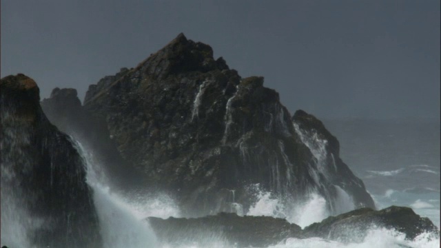 澳大利亚麦格里岛，暴风雨的海浪冲击着岩石海岸视频素材
