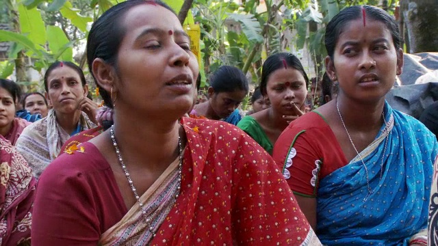 几名印度妇女坐在地上，其中一人正在说话。视频下载