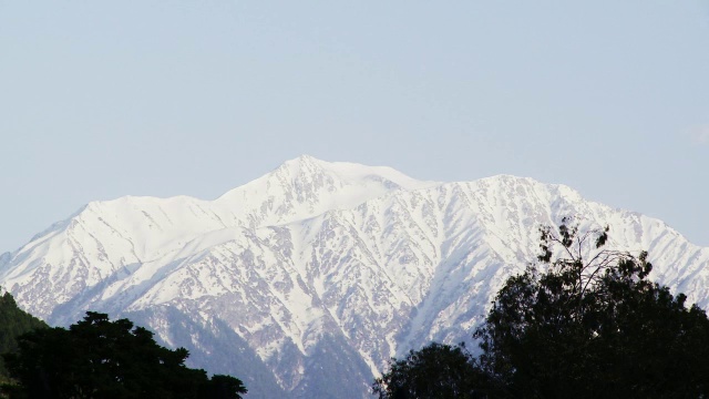 山上覆盖着白雪，天空湛蓝视频素材