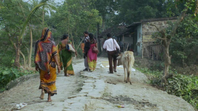 印度村民走在土路上视频素材