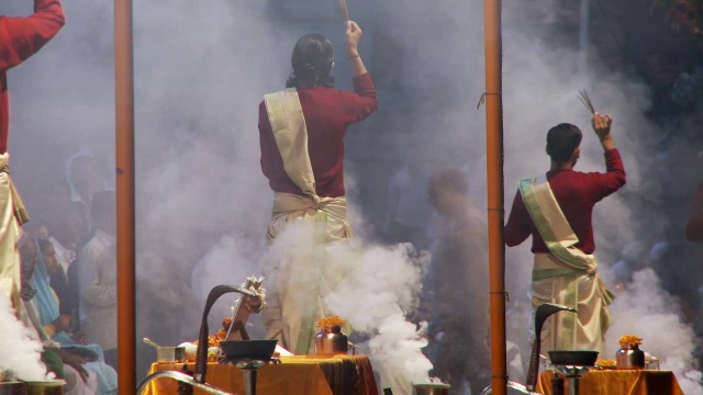 两个婆罗门祭司用烟和香改造艺术视频素材
