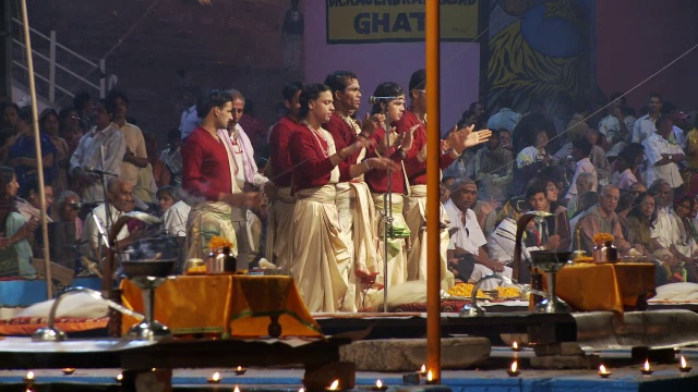 婆罗门祭司吟唱和鼓掌视频素材