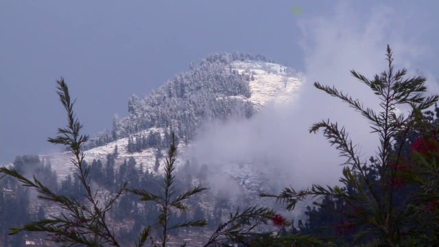 白雪覆盖的喜马拉雅山峰视频素材