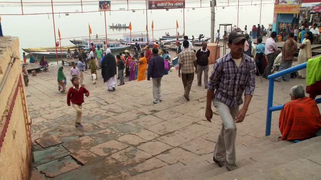 一小群人站在印度城市的码头上。视频素材