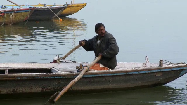 划船离开海岸的人。印度。视频下载