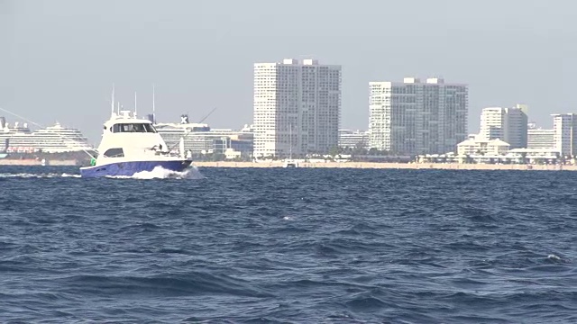 城市前的大型渔船视频素材