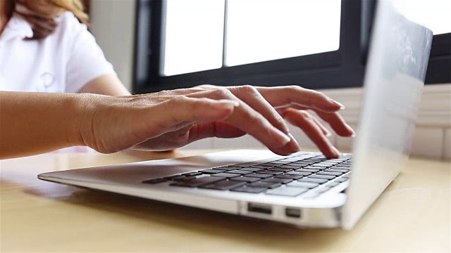 女性在笔记本电脑键盘上打字视频素材