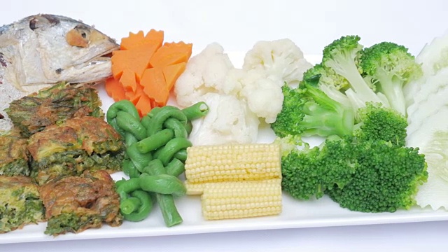 泰国菜鲭鱼配蔬菜和辣酱视频下载