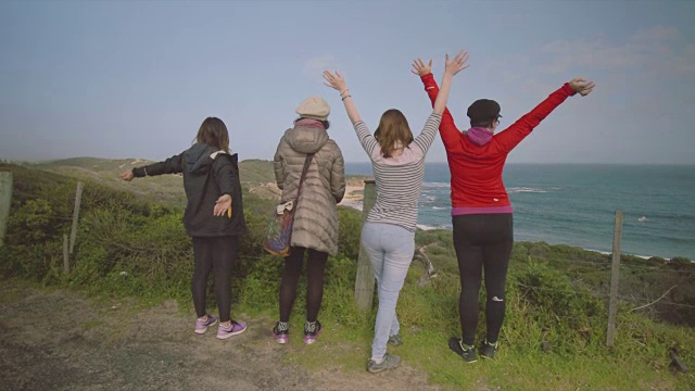 武器!四个女人在莫宁顿半岛，维多利亚，澳大利亚视频下载