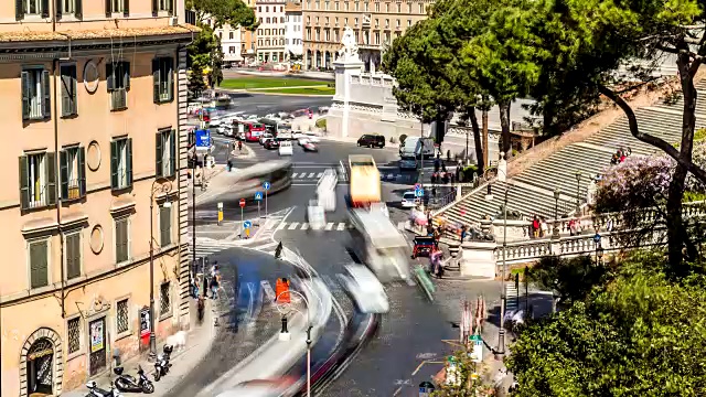 在威尼斯广场(威尼斯广场)和卡比托利亚山台阶附近的汽车交通和人群的时间流逝。罗马,意大利。2016年4月。视频素材