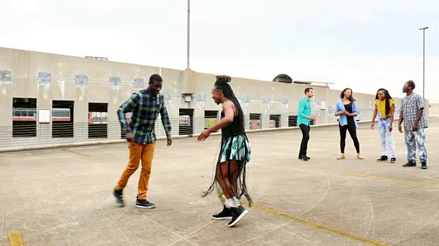 MS TS PAN一群朋友在空旷的停车场看情侣一起跳舞视频下载