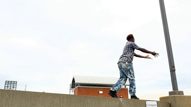 MS LA TS Man沿着屋顶墙跳舞视频素材