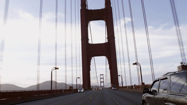 镜头拍摄在金门大桥上开车。视频素材