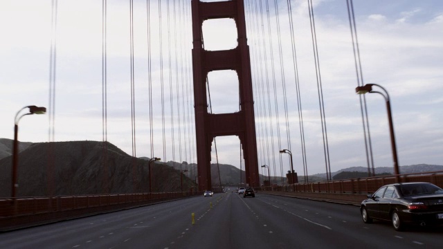 这是在金门大桥上开车时拍摄的画面。视频素材