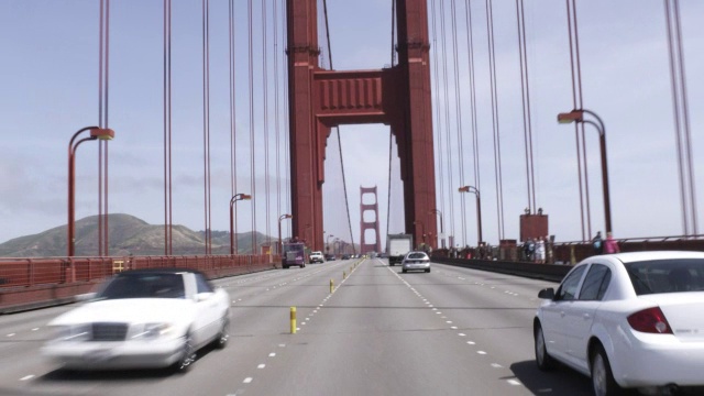 镜头拍摄在一个阳光明媚的日子驾驶金门大桥。视频素材