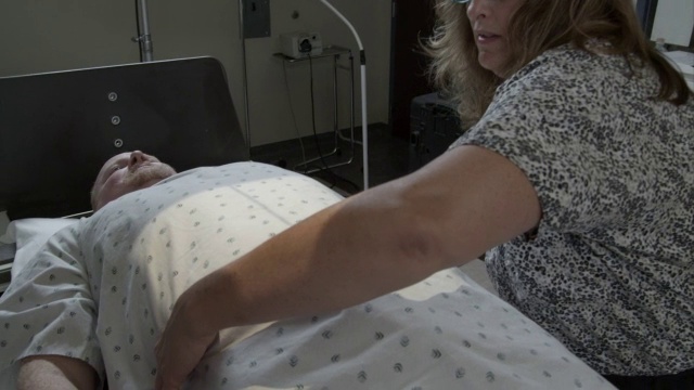 护士为男人做胃扫描做准备的特写。视频素材