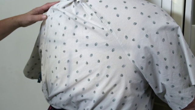 护士定位男子背部扫描的特写。视频素材