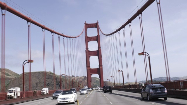 视角拍摄驾驶金门大桥在一个阳光明媚的日子。视频素材