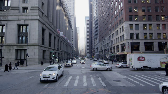 芝加哥市中心十字路口的交通状况。视频下载