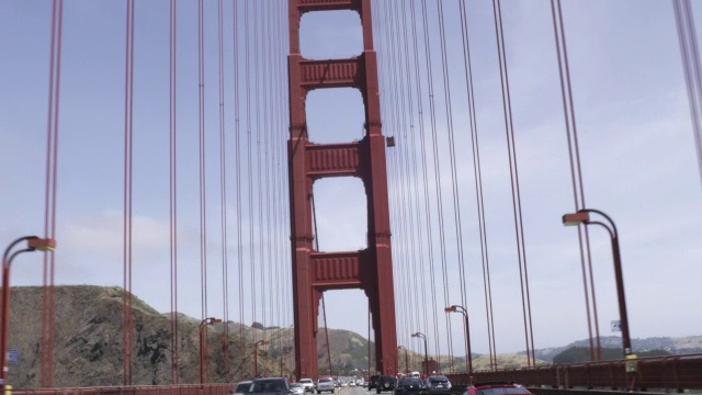 视角拍摄驾驶金门大桥在一个晴朗的日子。视频素材