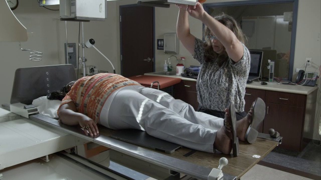 一名妇女正在接受护士的x光检查。视频素材