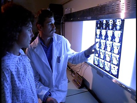 中镜头男医生在医院向女病人解释x光视频素材