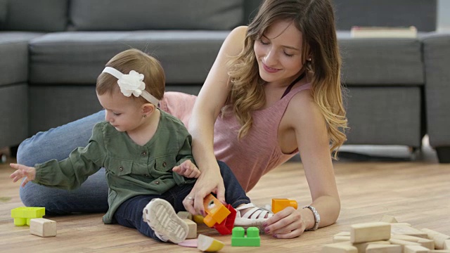 妈妈和小女孩玩玩具积木视频素材