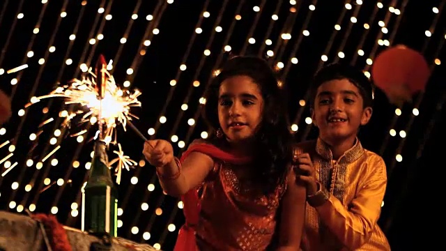 男孩和女孩在排灯节玩烟花火箭视频素材