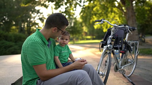父亲和儿子一起在公园里视频下载