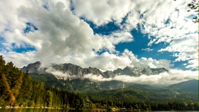 时光流逝——山景，山湖，天空有云视频下载