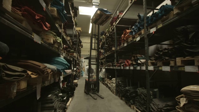 制鞋-材料仓库，人工操作机器，远距离射击视频素材