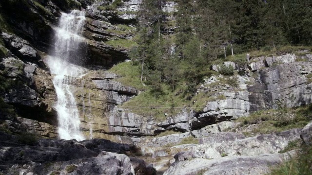 瀑布，小溪，水，中等镜头视频素材