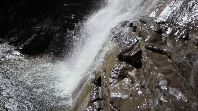 瀑布，侧面，平拍视频素材