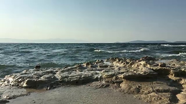 海浪撞击岩石的慢动作视频素材