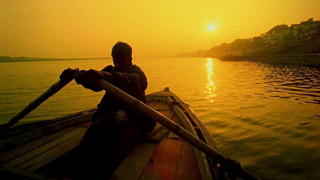 慢动作船的观点，印度人划船在恒河在日落/瓦拉纳西，印度视频下载
